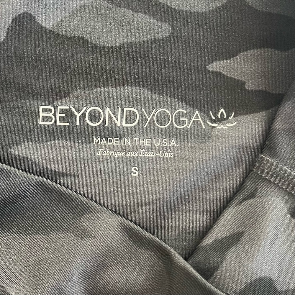 Beyond Yoga Spacedye Printed High Waisted‎ Biker Shorts in Silver Mist Camo - Picture 9 of 10
